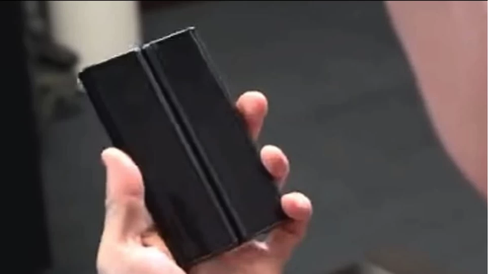 Tο πρώτο «έξυπνο» κινητό τηλέφωνο που διπλώνει στα τρία (βίντεο)